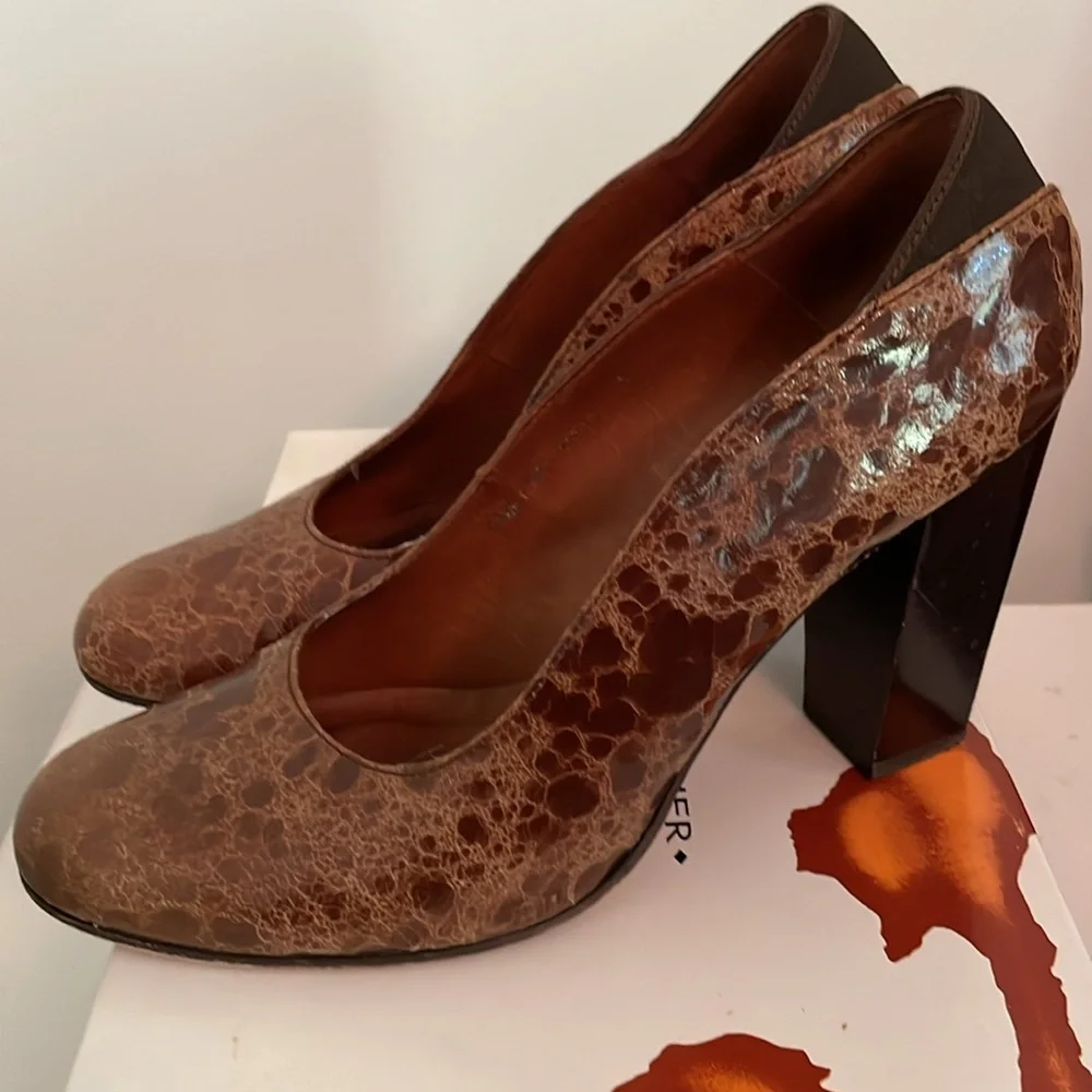 Donald J Pliner Casey Embossed Leather Pumps 9 M Brown - Picture 2 of 6